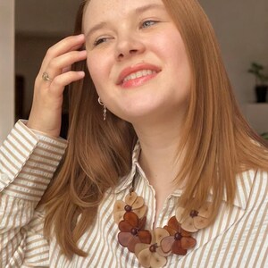 Naszyjnik Floriny| Naszyjnik w odcieniach mokki| Kwiatowy Naszyjnik| Biżuteria Tagua| Naszyjnik Boho