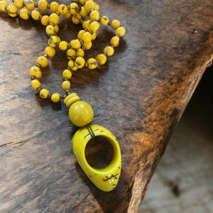 Naszyjnik Margot | Naszyjnik Tagua i nasiona Acai | Naszyjnik z wisiorkiem Sunshine Yellow | Biżuteria Tagua | Długi naszyjnik z koralików