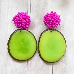 Kolczyki Sanibel Island| Kolczyki Tagua w kolorze fuksji i chartreuse| Kolczyki Tagua| Biżuteria Tagua| Kolczyki Resort| Biżuteria letnia