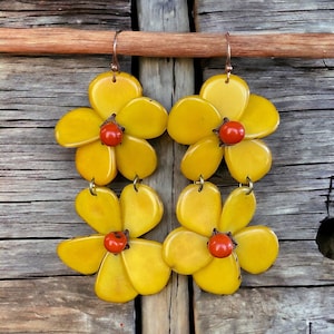 Kolczyki Double Hibiscus | Kolczyki w kolorze musztardowo-żółtym | Kolczyki Tagua | Biżuteria Tagua | Biżuteria Resort | Kolczyki Boho | Kolczyki Artisanal