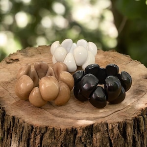 Bransoletka Mykonos | Mocha Mousse, kość słoniowa i czarna bransoletka Tagua | Bransoletka Statement | Biżuteria Tagua | Biżuteria Boho | Gruba bransoletka