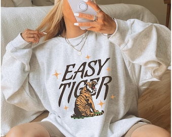 Sudadera Easy Tiger, sudadera con cuello redondo y gráfico retro de tigre de moda, sudadera Easy Tiger con cuello redondo para mujer, regalo para ella, gráfico de gran tamaño