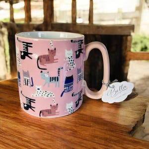 NEW Bella Pink Retro Style Black Stripes & Polka Dots Cat Cats 16oz Coffee Mug