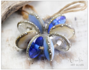 Conjunto de 8 discos de vidro soprado artesanais de 14 mm nas cores azul e marfim; peças da Rio Pedra; componentes artesanais para joalheiros e designers.
