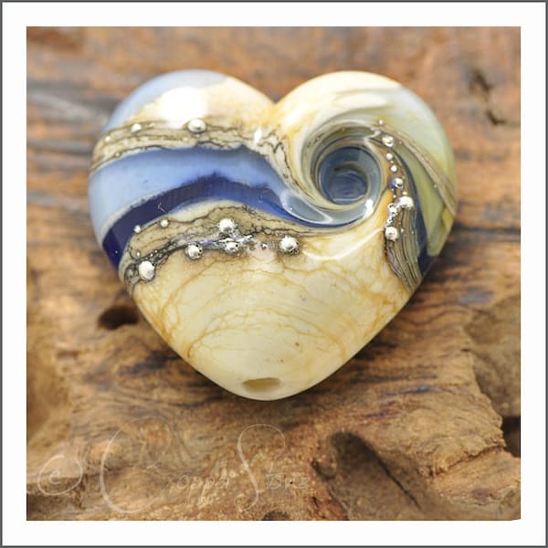 Perlina a forma di cuore a lume, singolo cuore di vetro da 30 mm in avorio con blu, grigio o viola, perlina artigianale fatta a mano 'Rio Heart' di Copperstone Art Glass