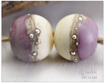 Par de cuentas redondas de vidrio soplado a mano de 12 mm en color lila y marfil con plata fina; componentes artesanales para fabricantes y diseñadores de joyas.