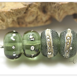 Lampwork ronde kralen: grijze fijne zilveren afstandhouders, ambachtelijk handgemaakt (set van vier)