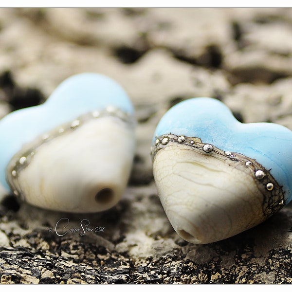 Perles de verre faites à la main au chalumeau, perle unique en forme de cœur bleu et ivoire, perles artisanales de printemps de la Côte d’Argent par Copperstone Art Glass