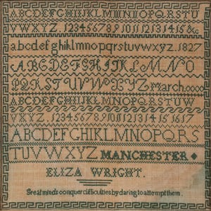 Op de afbeelding: Een sampler met een groene en bruine kleurstelling. De sampler bevat het alfabet, cijfers en de quote "Great minds conquer difficulties by daring to attempt them." De sampler is gesigneerd "Eliza Wright" en gedateerd "Manchester."