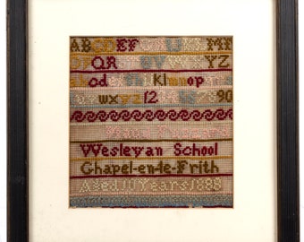 Könnte beinhalten: Ein gerahmter Stich mit bunter Stickerei des Alphabets, Zahlen und dem Text "Wesleyan School Chapel-en-le-Frith Aled Years 1888".