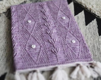 PADRÃO DE CROCHÊ EM PDF: Manta Yumi com flores bordadas/Manta de crochê para bebê/Manta de crochê moderna/Manta texturizada/Padrão de crochê para bebê