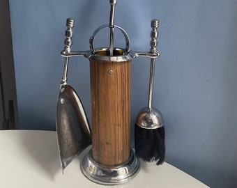 Juegos de herramientas para chimenea de mediados de siglo: pinzas para fuego, palas y atizadores