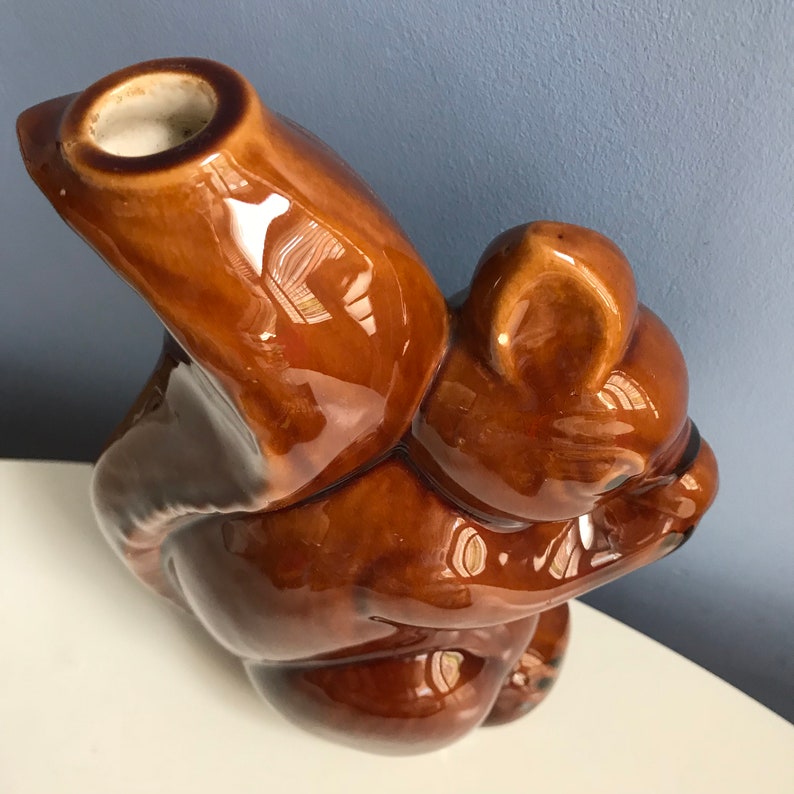 Moule Céramique Ancien – Écureuil Marron Avec Gland – Alberta – Fait Main