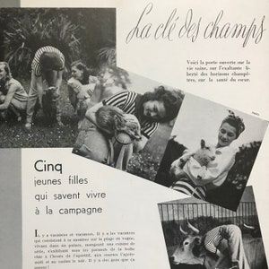Pu&ograve; includere: Fotografia vintage in bianco e nero con il testo "La cl&eacute; des champs" e "Cinq jeunes filles qui savent vivre &agrave; la campagne." L'immagine mostra donne che interagiscono con animali, tra cui un agnello e una mucca.