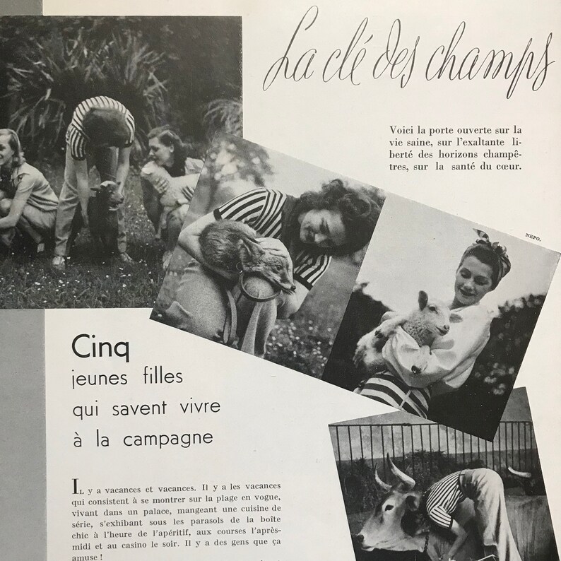 Pu&ograve; includere: Fotografia vintage in bianco e nero con il testo "La cl&eacute; des champs" e "Cinq jeunes filles qui savent vivre &agrave; la campagne." L'immagine mostra donne che interagiscono con animali, tra cui un agnello e una mucca.