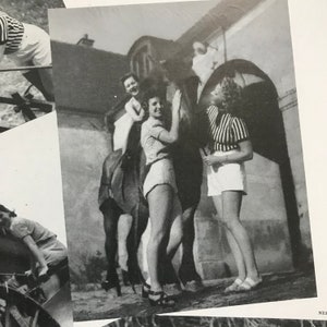 Pu&ograve; includere: Fotografia in bianco e nero di diverse persone che interagiscono con un cavallo. Una persona cavalca il cavallo, mentre altre sono in piedi nelle vicinanze, alcune lo toccano. L'immagine ha un aspetto vintage.