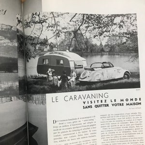 Pu&ograve; includere: Pubblicit&agrave; vintage in bianco e nero con una roulotte e un'auto cabriolet vicino a un lago. Il testo principale &egrave; "LE CARAVANING VISITEZ LE MONDE SANS QUITTER VOTRE MAISON".