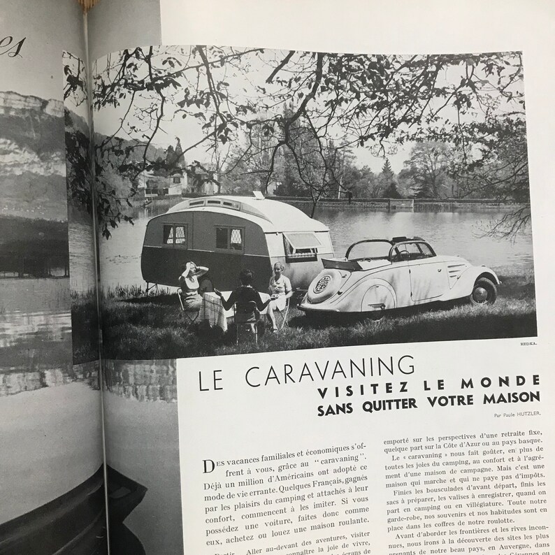 Pu&ograve; includere: Pubblicit&agrave; vintage in bianco e nero con una roulotte e un'auto cabriolet vicino a un lago. Il testo principale &egrave; "LE CARAVANING VISITEZ LE MONDE SANS QUITTER VOTRE MAISON".
