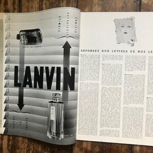 Pu&ograve; includere: Una pubblicit&agrave; vintage in bianco e nero per il profumo Lanvin. L'annuncio presenta un flacone di profumo e una bottiglia di olio, con il nome del marchio ben visibile. Il testo include frasi in francese e un'illustrazione stilizzata.