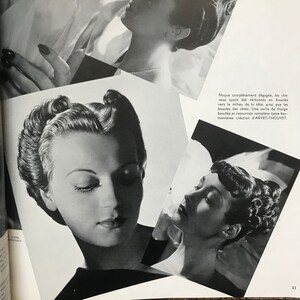 Pu&ograve; includere: Una pagina di rivista di moda in bianco e nero con ritratti di donne con acconciature eleganti. Le acconciature includono ricci e onde. Il testo nell'immagine descrive le acconciature.