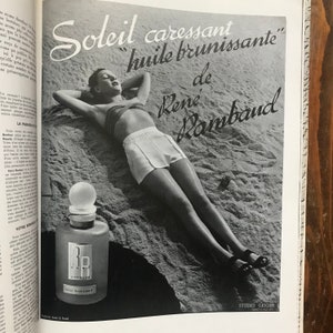 Pu&ograve; includere: Pubblicit&agrave; vintage in bianco e nero con una donna che prende il sole sulla spiaggia. L'annuncio include il testo "Soleil caressant huile brunissante de Ren&eacute; Rambaud" e una bottiglia di olio con le iniziali "RR".