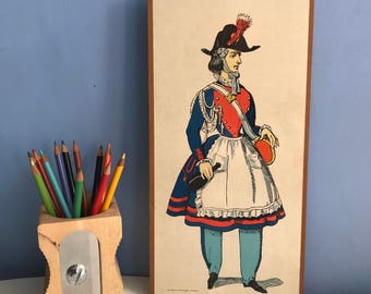 Può includere: Stampa vintage incorniciata di un gendarme francese in uniforme. L'illustrazione presenta una figura con cappotto blu, gilet rosso, grembiule bianco e cappello nero con piuma. La parola "gendarmerie" è in alto.