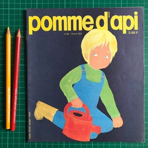 Original Pomme d&#39;Api Titelblatt 1974. Junge in Latzhose mit Gießkanne.