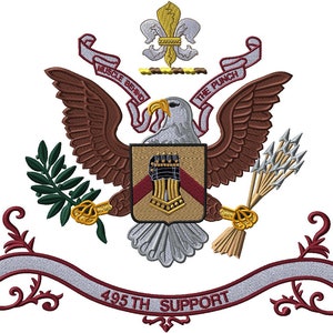 Puede incluir: Emblema bordado con un águila calva con las alas extendidas, un escudo y una pancarta que dice "MUSCLE BEHIND THE PUNCH". El diseño incluye una flor de lis, flechas y el texto "495TH SUPPORT" en una pancarta decorativa. La paleta de colores incluye tonos de marrón, rojo, dorado y verde.