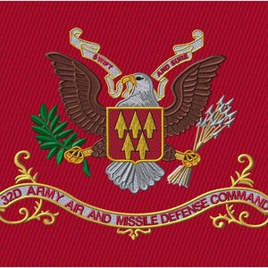 Może przedstawiać: Haftowana naszywka z szczegółowym emblematem wojskowym. Projekt zawiera orła bielika, tarczę ze strzałami oraz napis "32D ARMY AIR AND MISSILE DEFENSE COMMAND" złotymi literami na czerwonym tle.