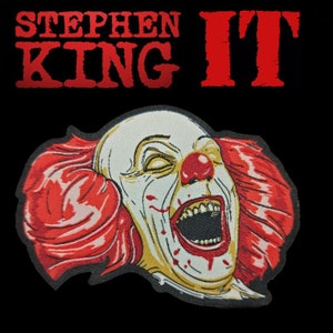 Pode incluir: Um remendo bordado de Pennywise o palhaço dançarino do romance de Stephen King "IT". O remendo é vermelho e branco.