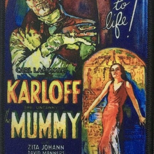 Könnte beinhalten: Ein Vintage-Filmplakat für den Film "Die Mumie" mit Boris Karloff. Das Plakat zeigt ein farbenfrohes Bild von Karloff als Mumie, eine Frau in einem roten Kleid und Hieroglyphen. Der Text auf dem Plakat lautet "It comes to life!" und "The Uncanny Mummy".