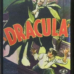 Könnte beinhalten: Ein Vintage-Filmplakat für den Film "Dracula" aus dem Jahr 1931 mit Bela Lugosi als Dracula. Das Plakat hat einen dunklen Hintergrund mit einem roten und weißen Titel und eine Szene, in der Dracula auf einem Schiff steht, mit einem Mann im Vordergrund.