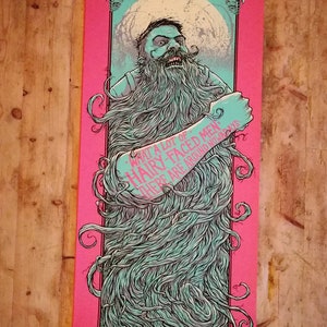 以下が含まれることがあります： ピンク色のポスター。ターコイズと黒で描かれた、あごひげを生やした男性のイラスト。男性のひげは長く、流れるように描かれ、腕には「WHAT A LOT OF HAIRY-FACED MEN THERE ARE AROUND NOWADAYS」の文字。背景は明るい色。