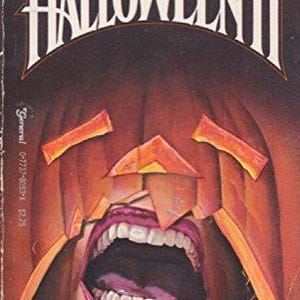 Puede incluir: Una portada de libro para la novela de terror "Halloween II" de Jack Martin. La portada presenta una imagen aterradora de una calabaza con la boca abierta y dientes afilados. El texto "THE #1 SCREEN SHOCKER OF THE YEAR!" está en la parte superior de la portada.