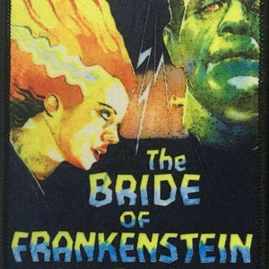 Könnte beinhalten: Ein schwarzer und weißer Patch mit einem bunten Bild des Filmposters von Die Braut des Frankenstein. Das Poster zeigt eine Nahaufnahme der Braut und Frankensteins Monster. Der Text auf dem Poster lautet "The Bride of Frankenstein Karloff".