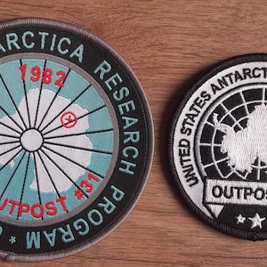 2 x The Thing Movie 2 x Outpost 31 Patches 12 cm x 8 cm Stirabile o cucibile RJ MacReady Bennings John Carpenter