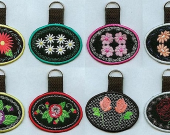 Breloczki do kluczy z motywem kwiatowym - w obręczy - haft maszynowy - obręcz 4x4