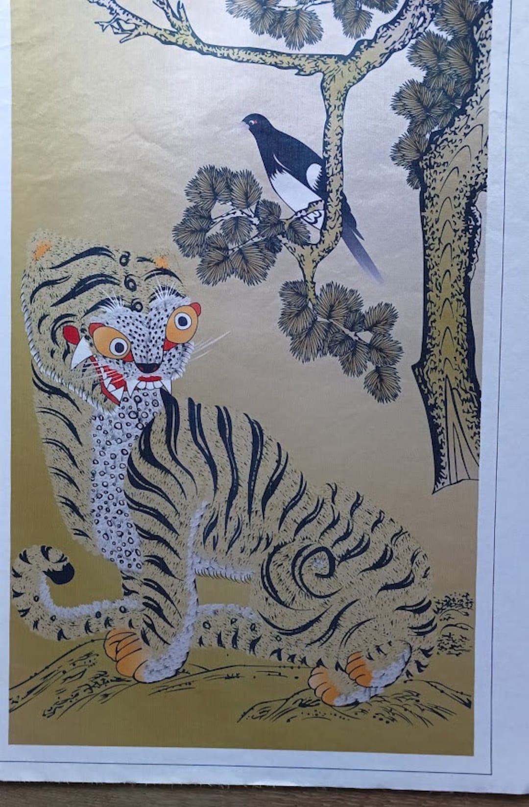 虎とカササギを描いた韓国の民画が絹に印刷され版画になった