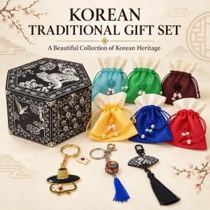 Puede incluir: Un set de regalo tradicional coreano que incluye una caja hexagonal negra con ilustraciones de tigres y grullas blancas, seis bolsas de cordón coloridas con partes superiores crema y tres llaveros de metal con diseños de sombrero, tambor y abanico.