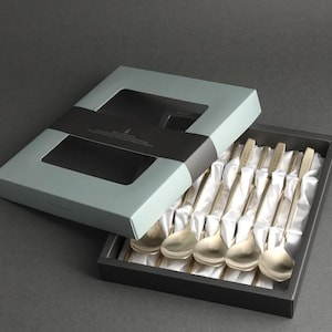 5-Person Titanium-Plated Gold Spoon & Chopstick Set – Hunminjeongeum Engraving | Korean-Made Gift Set