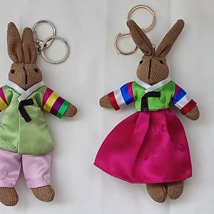 2 Schlüsselanhänger mit Kaninchen-Puppen, die eine traditionelle koreanische Hanbok tragen