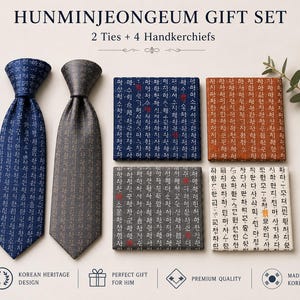 Könnte beinhalten: Ein Hunminjeongeum-Geschenkset mit zwei Krawatten und vier Taschentüchern. Die Artikel bestehen aus blauem, grauem, braunem und weißem Stoff, der mit koreanischer Schrift bedruckt ist. Das Set enthält eine blaue Krawatte, eine graue Krawatte und vier quadratische Taschentücher.