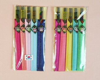 Juego de 10 palillos coreanos de acero inoxidable con funda de seda.