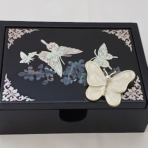 Boîte à bijoux en laque Najeon et broche papillon
