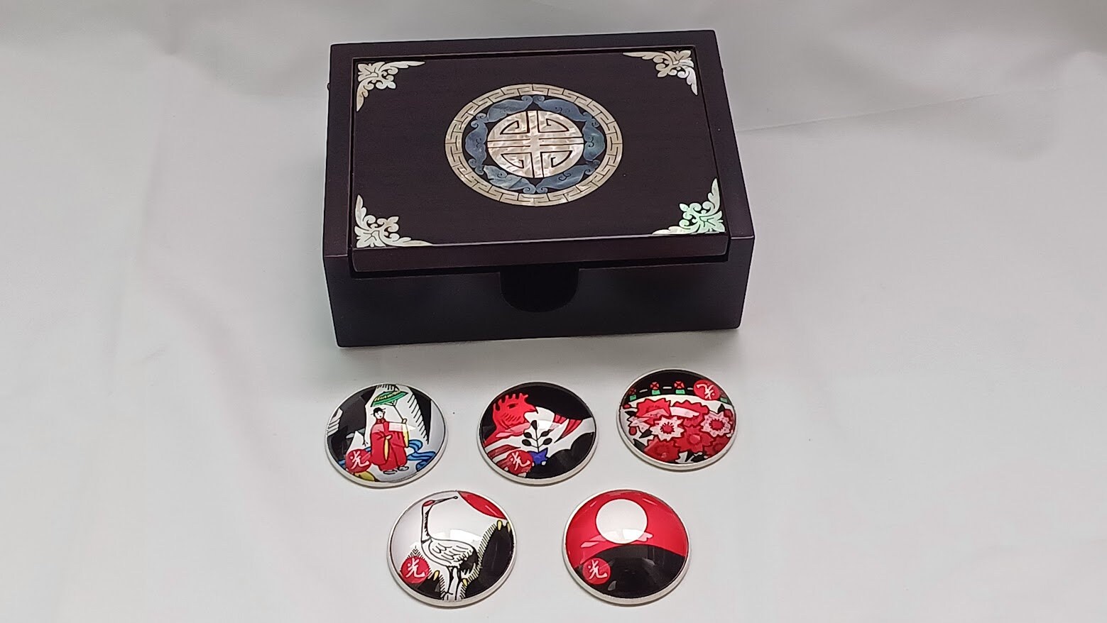 Golf Ball Marker Set With Elegant Lacquer Box - Featuring