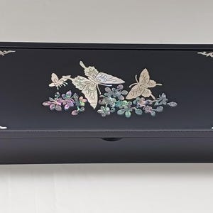 Caixa de joias de laca najeon com design tradicional coreano, estojo para lápis, estojo para cartão, madrepérola, borboleta voando sobre flores de ameixa, design 14-6