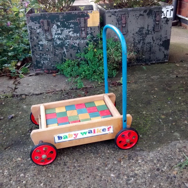 Poussoir de vintage antique le long de jouets en bois très bon état rétro les blocs de construction classique en bois rétro roues de chariot