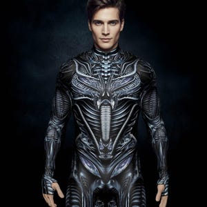 Può includere: Una tuta nera futuristica con intricati dettagli biomeccanici. La tuta presenta un collo alto ed è abbinata a stivali neri. Il design incorpora motivi a coste e segmentati, creando un'estetica elegante e aliena. L'aspetto generale è scuro e drammatico.