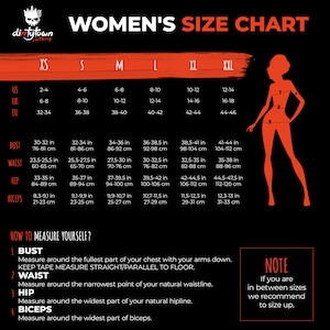 Pu&ograve; includere: Tabella delle taglie per donne con misure in pollici e centimetri per busto, vita, fianchi e bicipiti. La tabella include le taglie XS, S, M, L, XL e XXL.