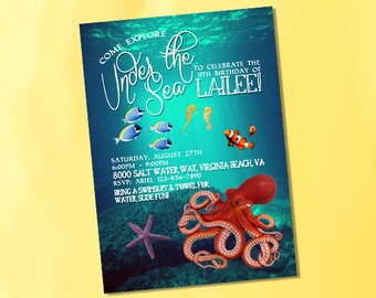 Peut inclure: Une invitation à un anniversaire sur le thème "Sous la mer" pour Lailee. L'invitation représente un poulpe, une étoile de mer et des hippocampes sur un fond bleu et vert. La fête a lieu le samedi 27 août de 18h00 à 21h00 au 8000 Salt Water Way, Virginia Beach, VA. RSVP à Ariel au 123-456-7890. Apportez un maillot de bain et une serviette pour le plaisir du toboggan aquatique.
